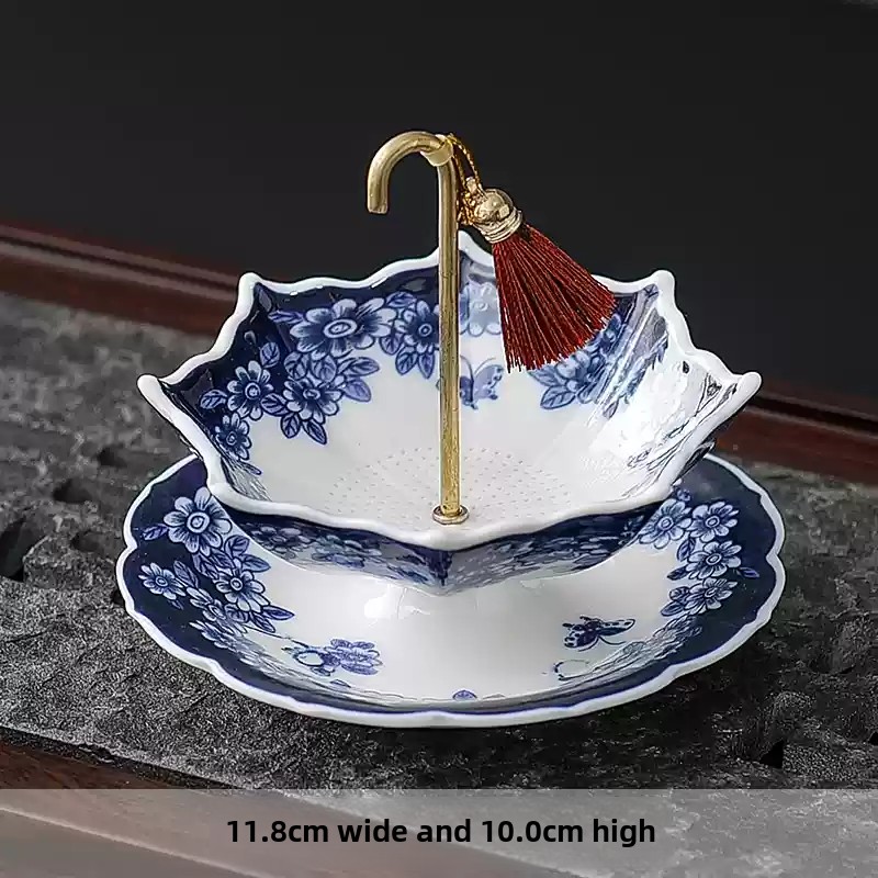 Coffee Tea In Chinese - Chinese blauw-witte porseleinen theefilter in de