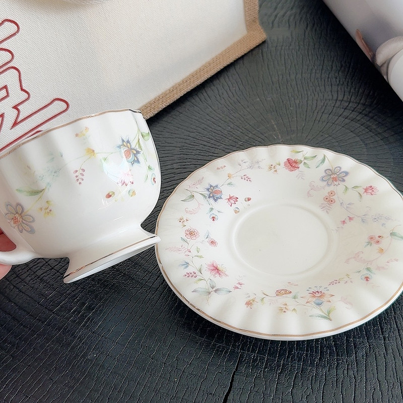 Gouden bloemenprint koffiekopj - Draw Coffee And Tea recensie en prijs